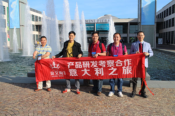 Z6官网瓷砖品牌董事长（中）带队欧州调查