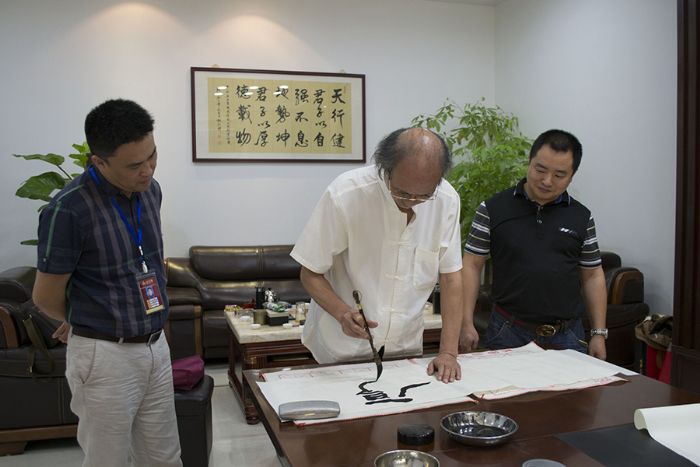 张剑岑先生为Z6官网题词“厚路”、“今生现代 Z6官网”