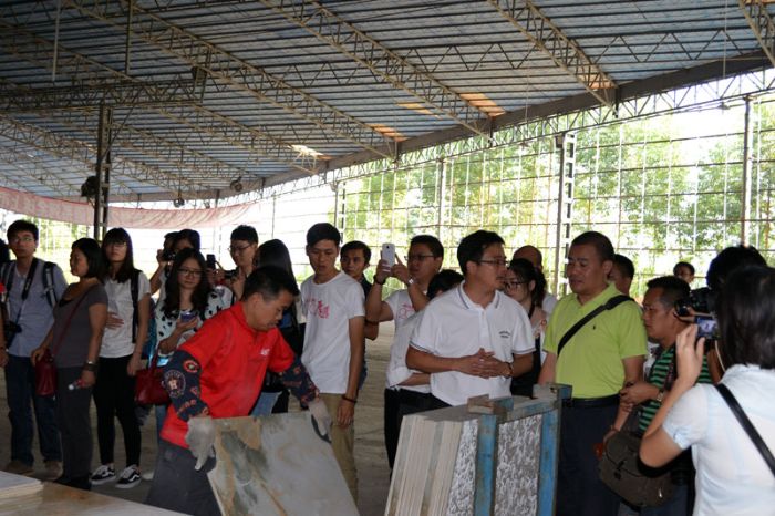 Z6官网瓷砖品牌董事长向媒体记者介绍产品