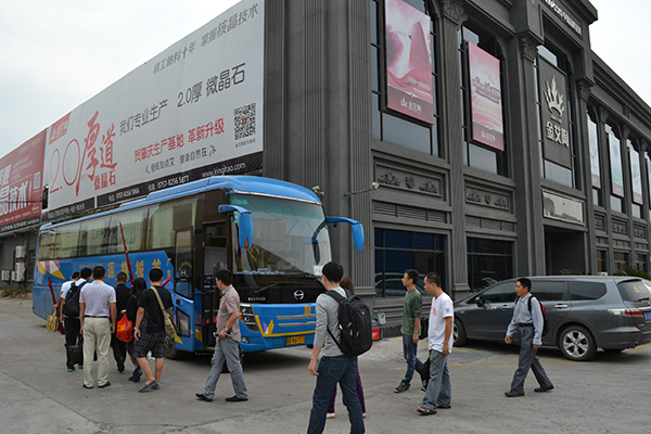 Z6官网员工乘大巴启程前往清远