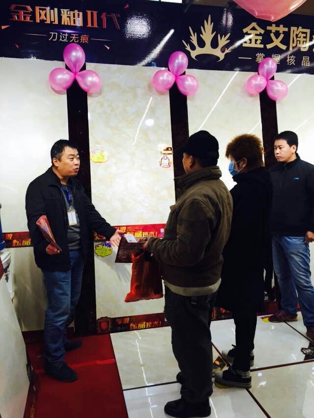 Z6官网瓷砖工作人员向顾客介绍产品