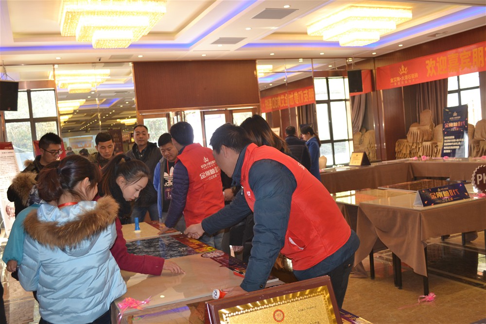 Z6官网瓷砖工作人员为瓷砖代理商伴侣具体介绍金刚釉II代产品