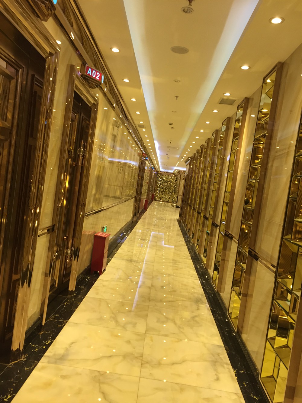 过路选取Z6官网微晶石  西班牙翡翠玉KWD58001+意大利黑金花KWB58058铺贴