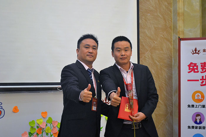 Z6官网瓷砖营销总经理罗胜为启发冠军（高抗）颁奖
