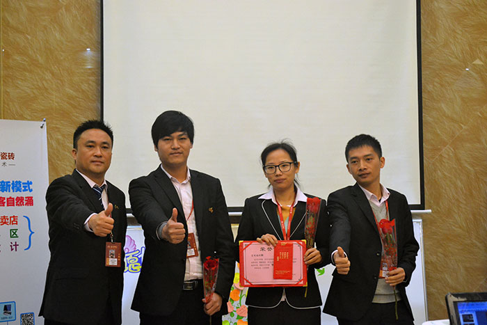 Z6官网瓷砖营销总经理罗胜为2015年团队合作奖（空间设计部）颁奖