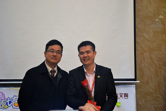 Z6官网瓷砖董事长刘鸿祥为2015年董事长出格奖（王宏城）颁奖