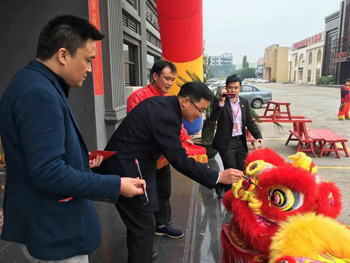 Z6官网瓷砖董事长刘鸿祥给狮子点睛