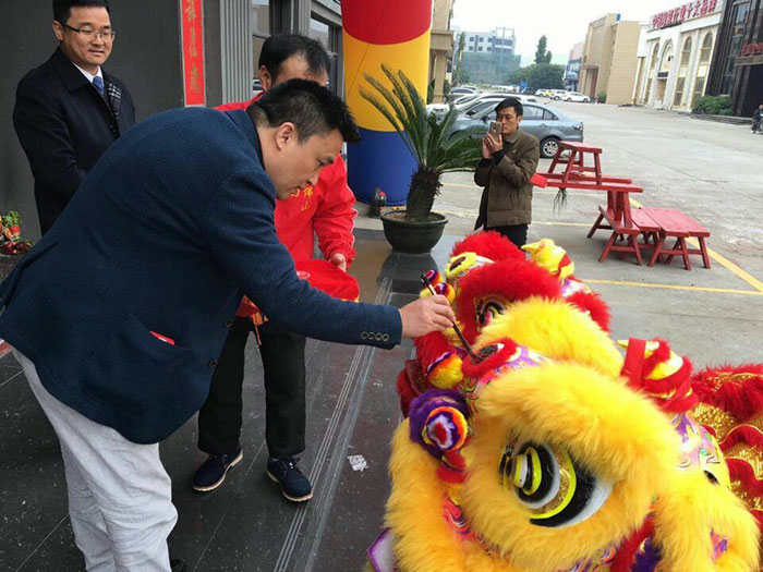 Z6官网瓷砖营销总经理罗胜给狮子点睛