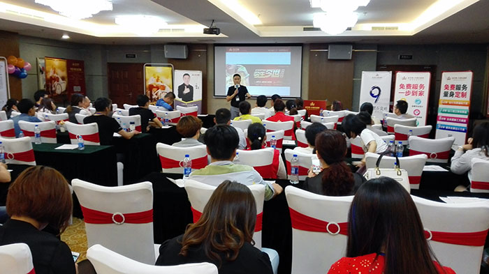 Z6官网瓷砖品牌营销总经理罗胜先生介绍Z6官网新品