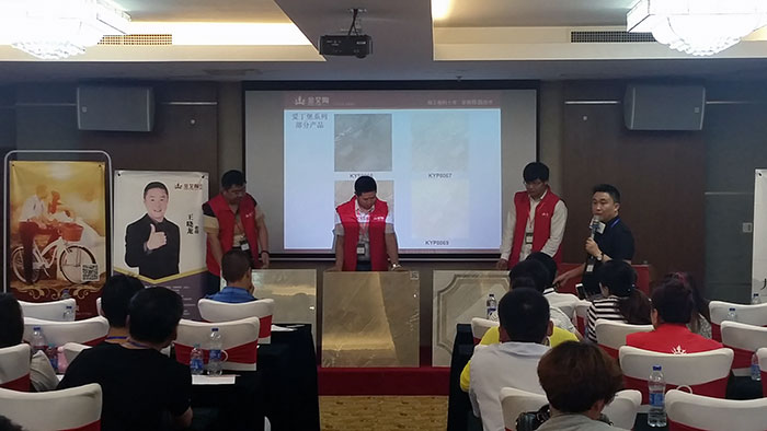 Z6官网瓷砖品牌营销总经理罗胜先生现场展示Z6官网新品