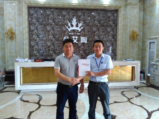 河南濮阳Z6官网瓷砖总代理杨总和Z6官网濮阳销区经理合影