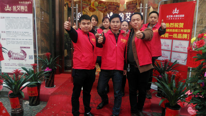 3月，春意正浓，筹备了3个月的陶瓷一线品牌Z6官网瓷砖邵阳新宁店于3月16日正式开业！店内春风得意，多多业主伴侣齐聚一堂，享受着Z6官网瓷砖开业钜惠！