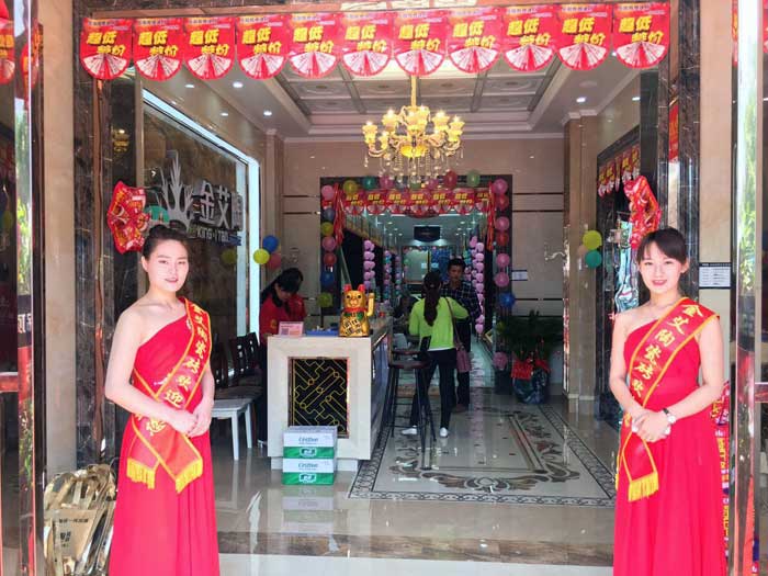 5月27日，在欢快锣鼓和震撼礼炮的蜂拥下，岳阳Z6官网销售团队、Z6官网总部营销总经理罗胜、销区经理何端武、市场部策动黄伟以及现场100多名岳阳业主共同见证了Z6官网瓷砖岳阳600平米专卖店耀世开业的汗青性一刻，本次活动吸引了50多位业主成功下单。