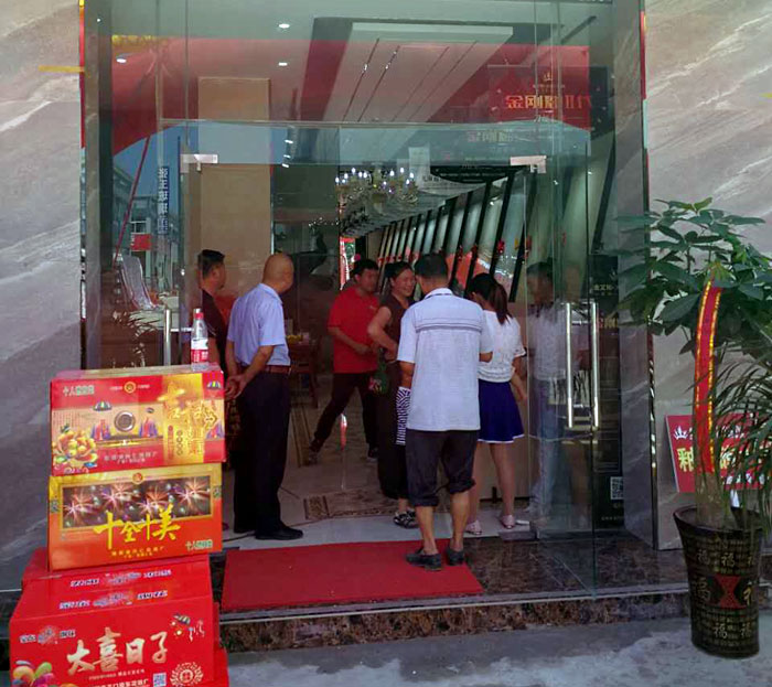 2017年7月12日，安徽叶集金寨彩旗飘扬，锣鼓齐响、人声鼎沸。来自金寨数百名业主齐聚活动现场，共同见证陶瓷一线品牌Z6官网瓷砖叶集店的盛大开业。