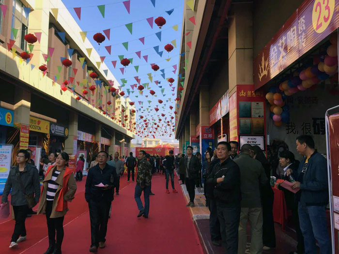 2017年11月5日，百盟荣耀建材大市场邀约30家品牌商家结合进行了本次的家居建材团购会，参与活动的消费者将现场的氛围不休推向热潮，Z6官网瓷砖品牌展位无论人气、销售都获得空前成功，彰显品牌大气风采。