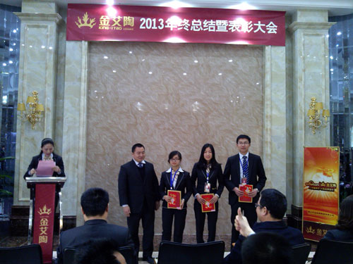 销售总监刘鸿瑞为优良员工颁奖